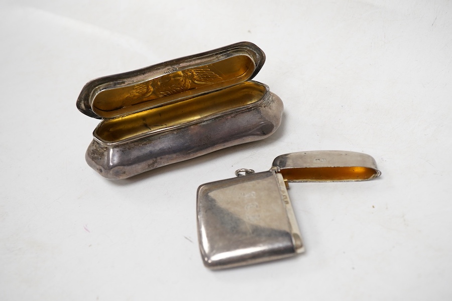 A George V silver vesta case, Birmingham, 1917 and an Edwardian small silver trinket box, Birmingham, 1902, 93mm.